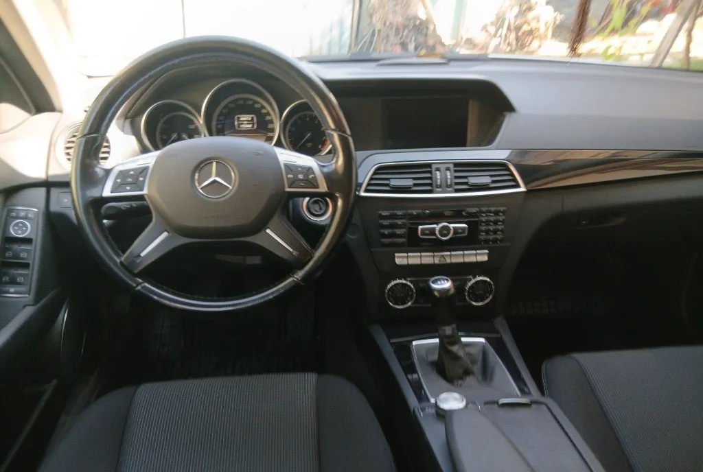 Mercedes c180 blue eficiency 2012 benzin 11000E fara gram sau punct de rugina 11 000 eur