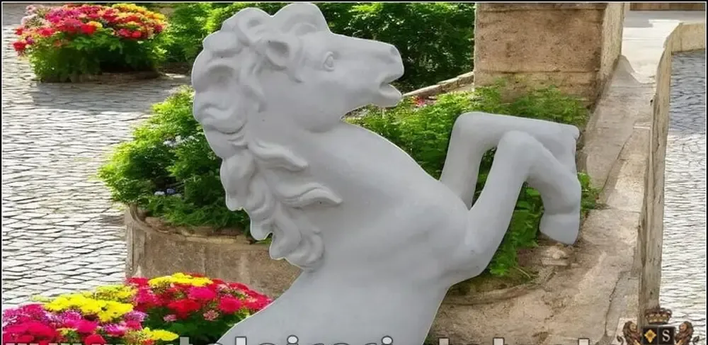 Statueta calut mare alb marmorat model S37