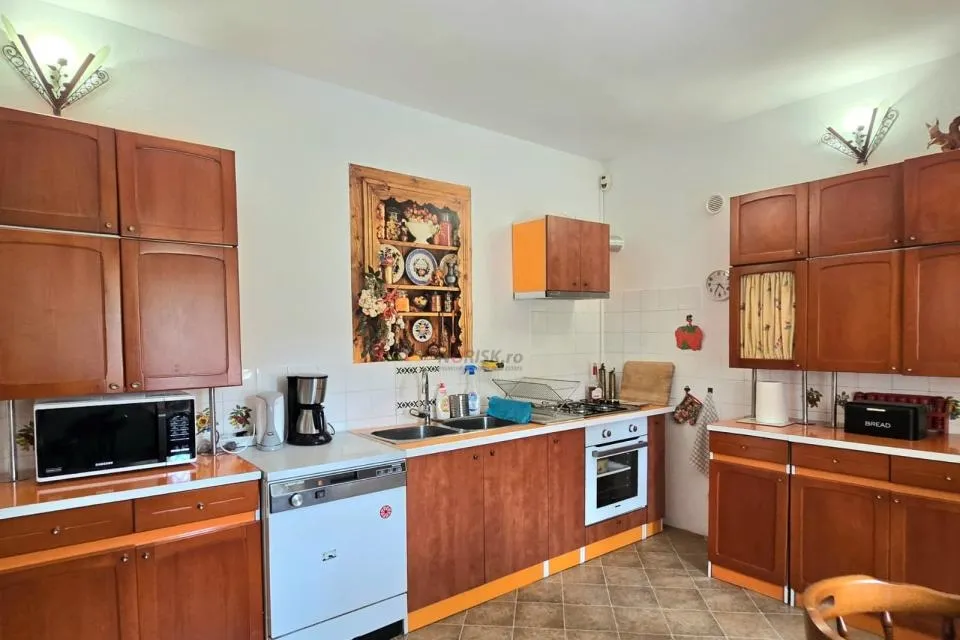 Curtea de Arges vila 500 mp teren 1 632 mp ideala pentru locuinta sau pensiune