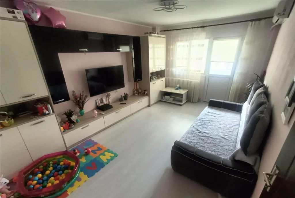 Apartament de 3 camere decomandat Mioritei/Bradului