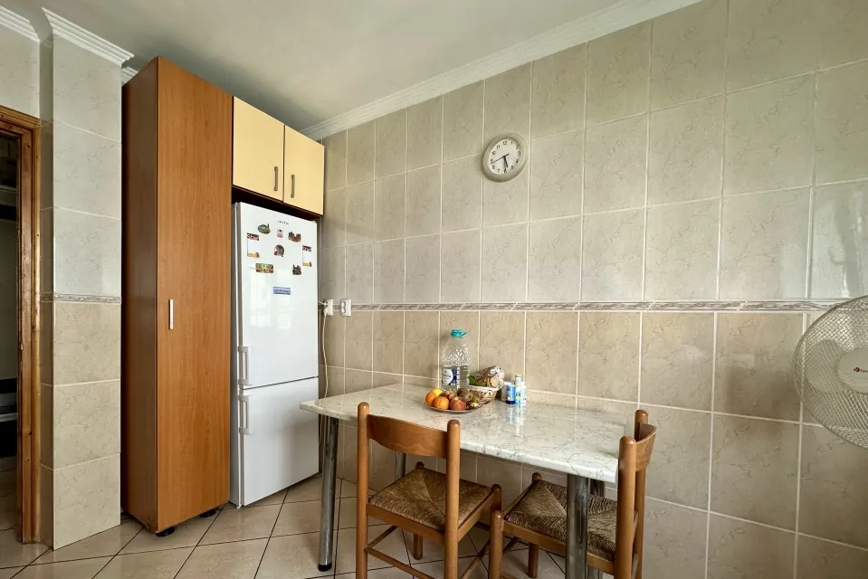 Gorjului apartament 3 camere 69 5 mp 2 bai 2 balcoane bloc 1979