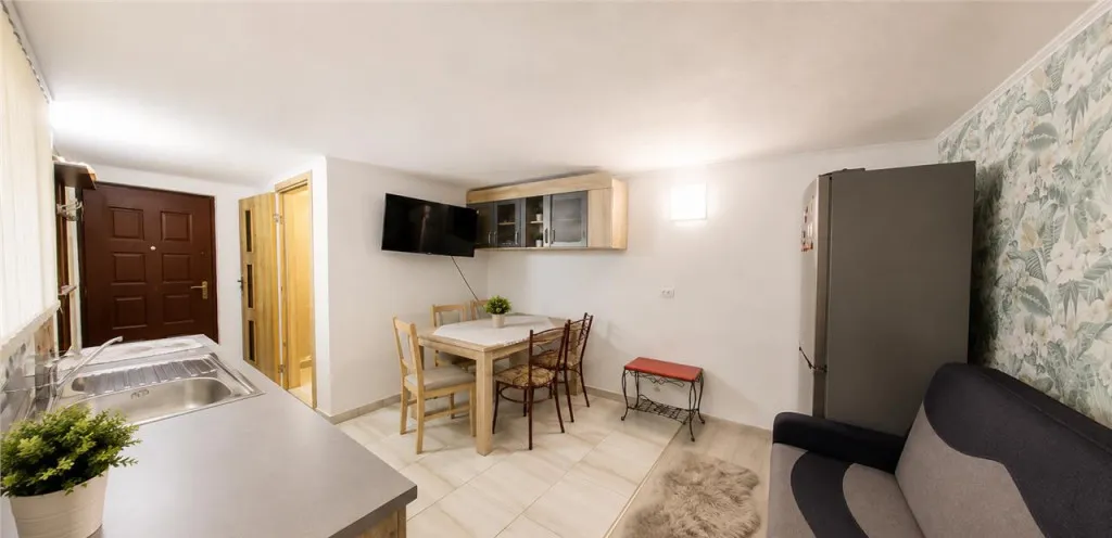 Corp de casa cu 2 imobile intrari separate pod si beci gen