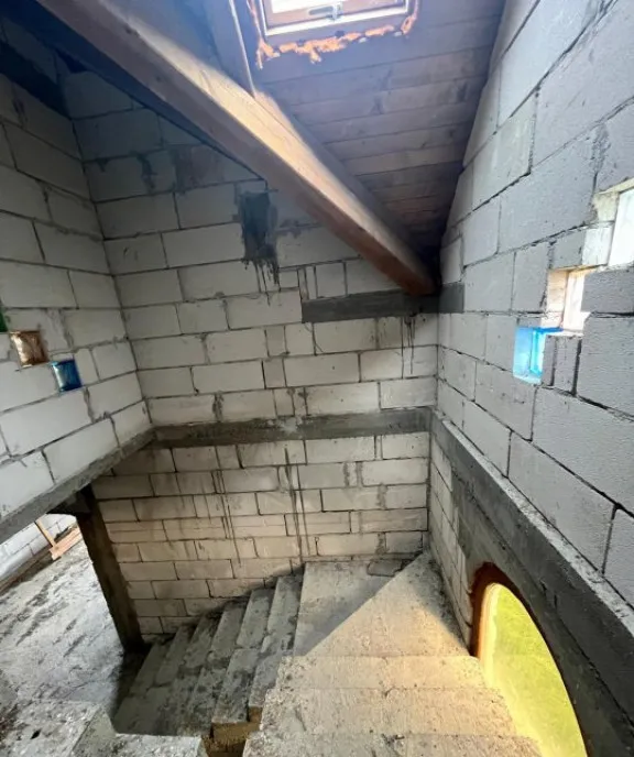 Casa la rosu teren 1675mp Fratautii Vechi