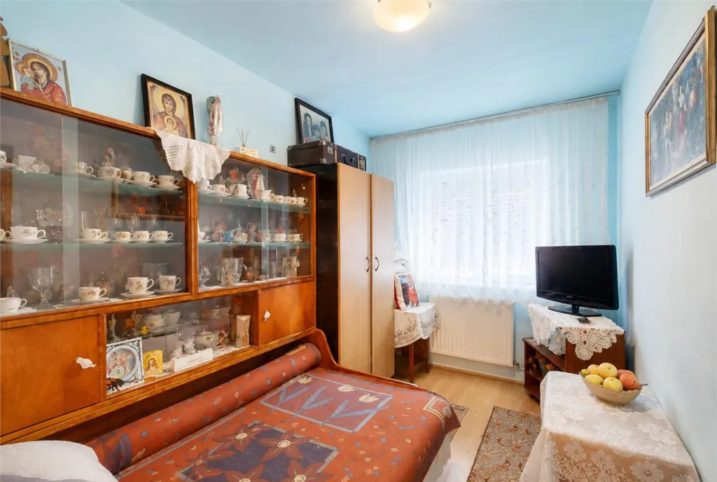 Apartament 3 camere decomandat etaj1 boxa 14 mp 2 balco
