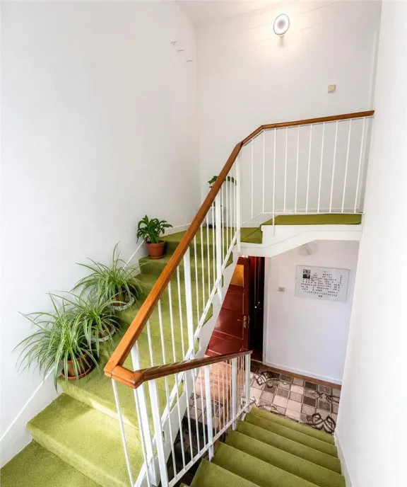 Casa cu 5 camere garaj pivnita si curte propri