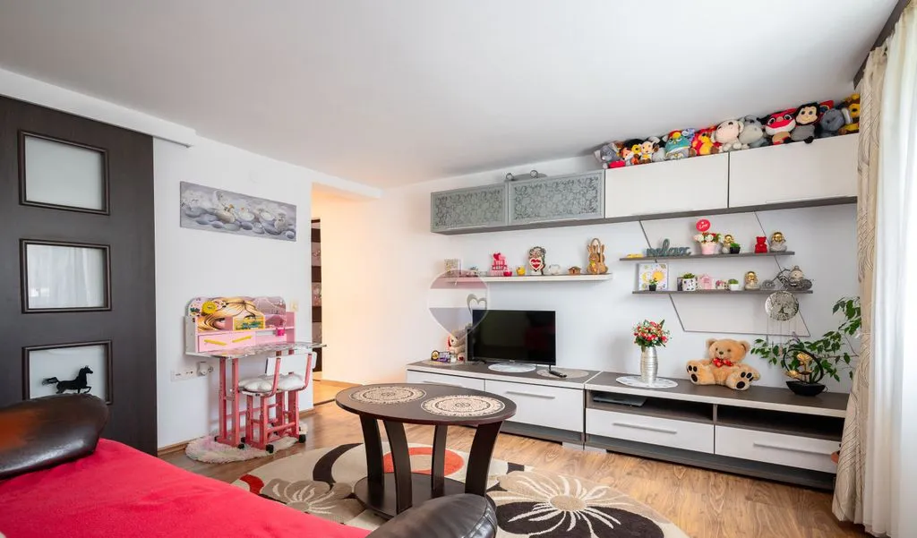 Apartament cu 3 camere parcare curte si spatiu depozit