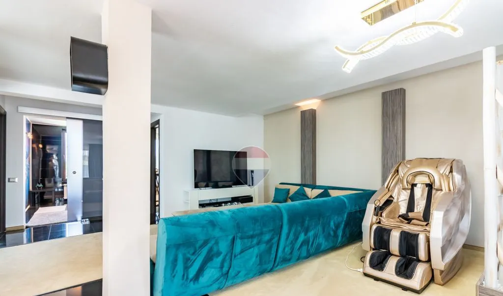 Vanzare Vila 7 camere cu Piscina Garaj Subteran zona