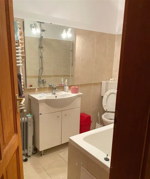 Casa de vanzare 90MP si 896MP teren in Zona gheorgheni C