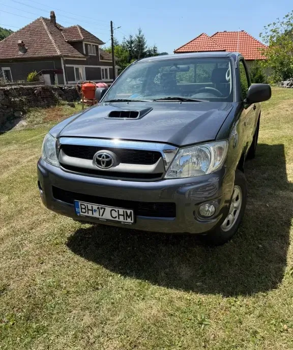 TOYOTA HILUX 4X4 -cabina simpla 12 500 eur