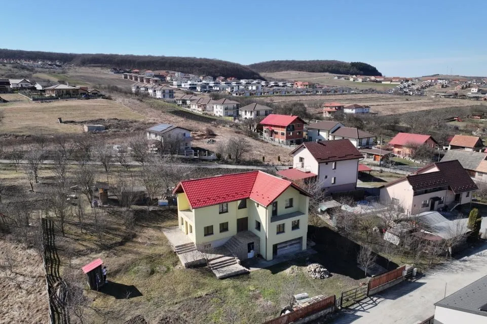 Cluj Casa 7 camere 1000 mp teren Creditabil Str Iris Chinteni