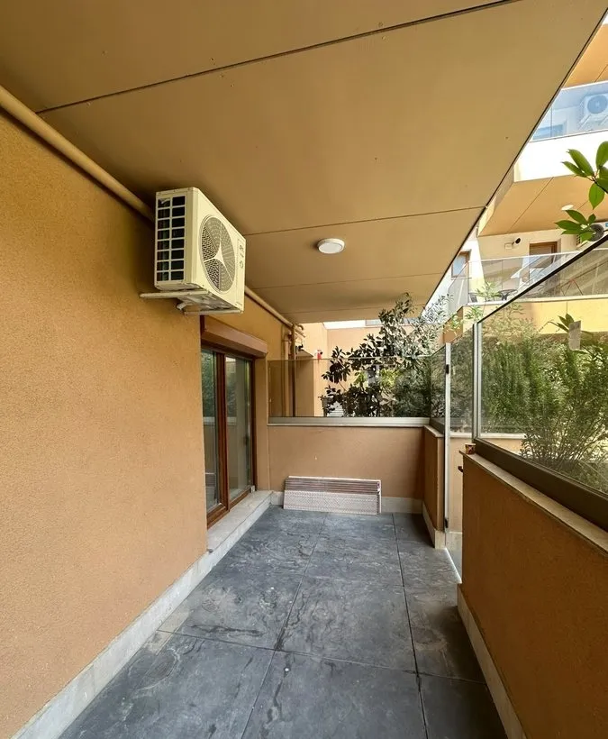 Apartament la parter cu 4 camere curte privata terasa de 30 mp si 2 locuri de parcare